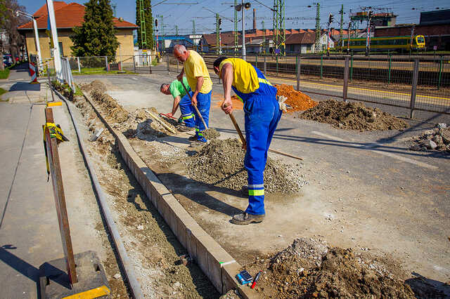 Új parkolók a vasútnál
