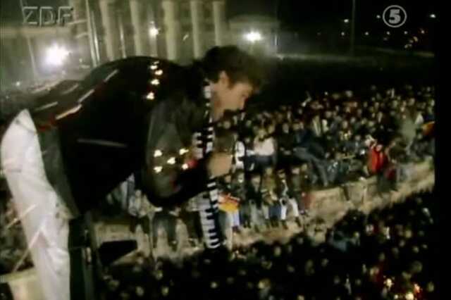 David Hasselhoff a berlini falnál