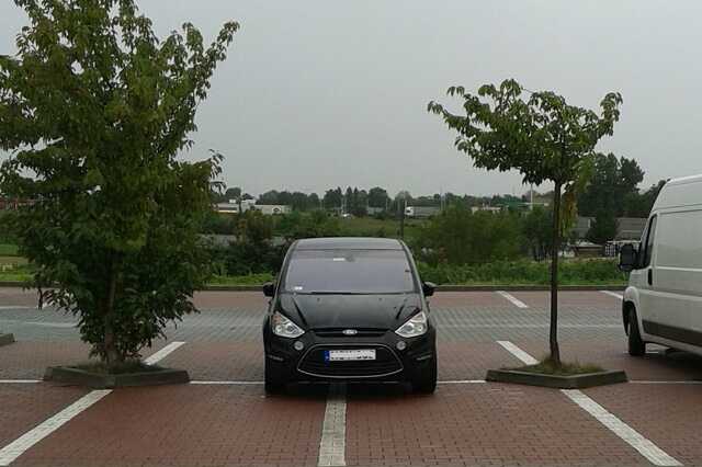 Két autó nyolc parkolóhelyen
