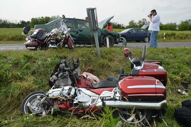 Két motorral ütközött a Nissan a 86-oson, Egyházasrádócnál 