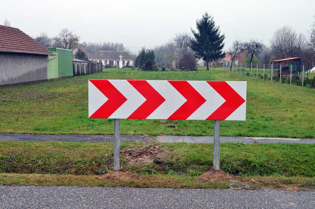 Tábla az út végén - végre ködben is észlelhetik a veszélyt az autósok