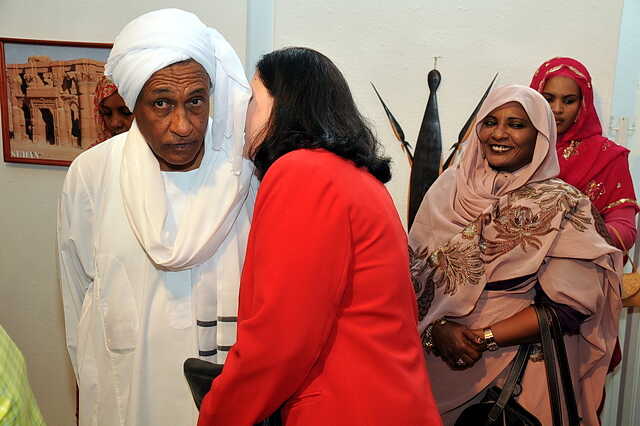 Dr. Hameed (balra) felesége híreit hallgatja a megérkezett vendégekről