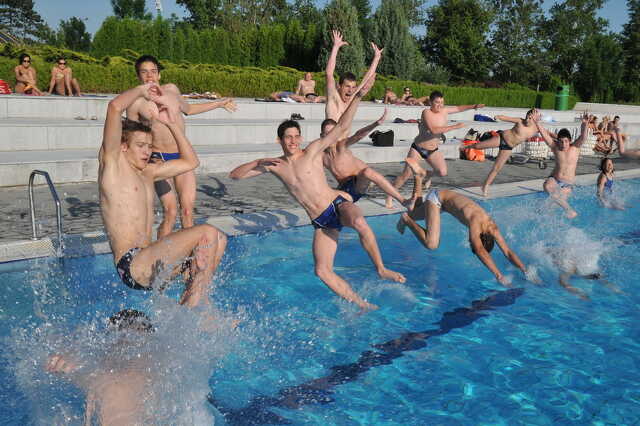 Az első meleg napok a szombathelyi Tófürdőn, 2010-ben