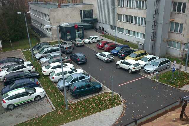 zeneiskola parkolója