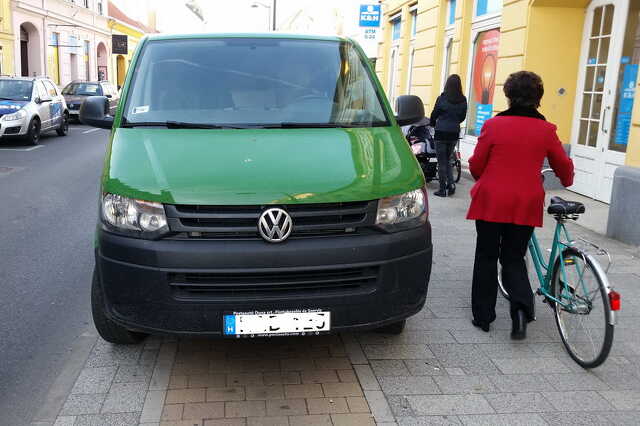 A Magyar Posta paraszt módon parkoló autója