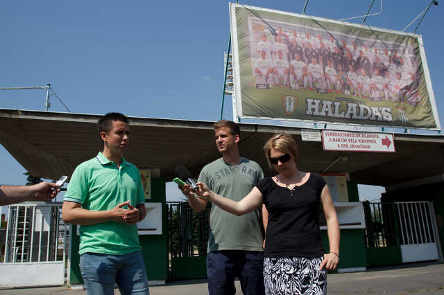 Czeglédy Csaba sajtótájékoztatója a Hali-stadion előtt