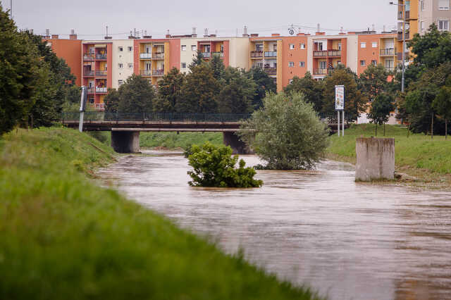 Megáradt Perint a KISZ-lakótelepen