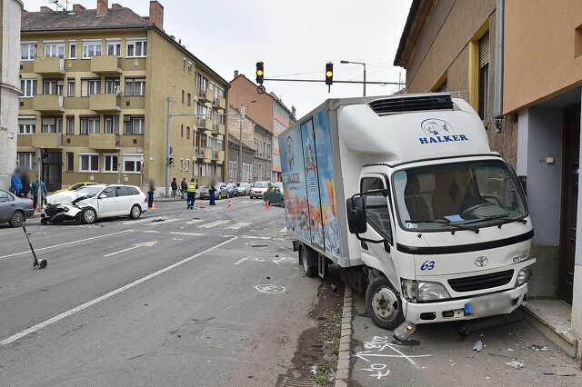 Baleset Szombathelyen a Vörösmarty és Kisfaludy utcák kereszteződésében