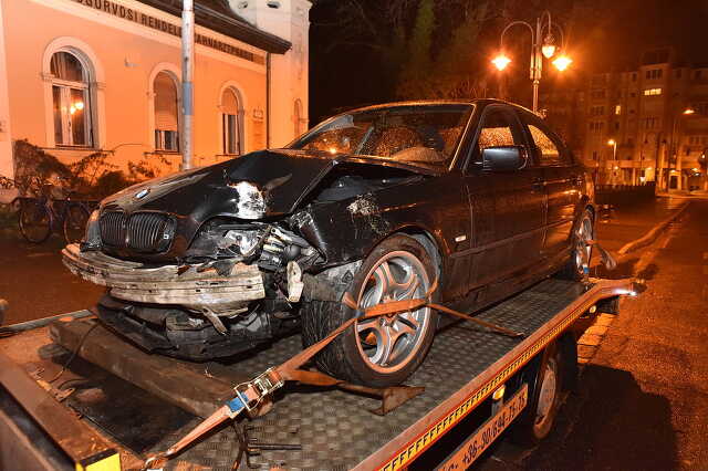 Hídkorlátot tört a BMW Szombathelyen, az Óperint utcában