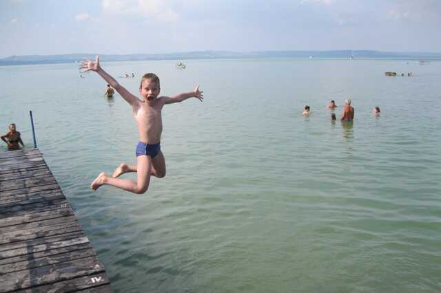 Kisfiunk így érkezett a Balatonba