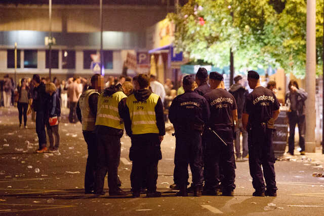 Rendőrök a Borok utcájában