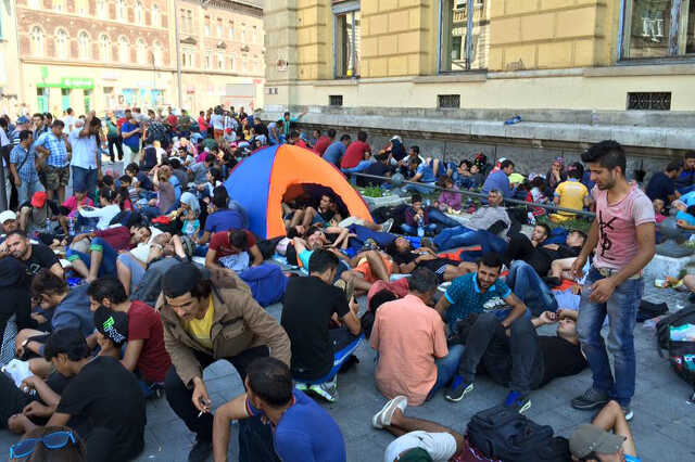 Menekültek a Keleti pályaudvarnál 