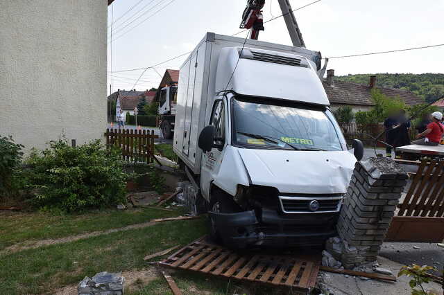 Óvodaépület mellett csapódott kerítésbe egy teherautó Egerváron