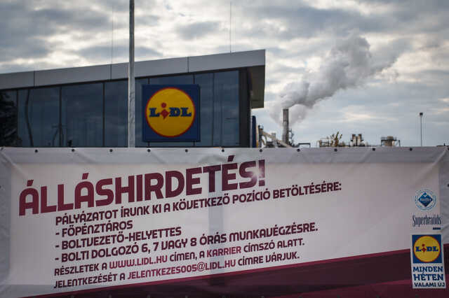 Nyitás előtt a Zanati úti LIDL