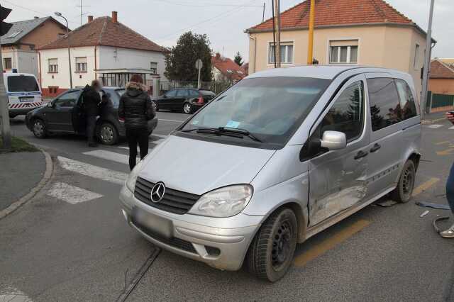 Két autó ütközött Szombathelyen