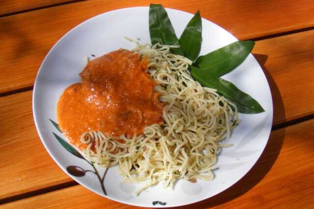 Medvehagymás sült spagetti, vega-szósszal 