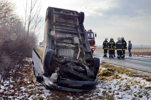 Felborult az áruszállító az ütközés után a 87-es főúton