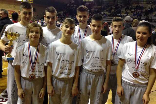 13 érmet szereztek a szombathelyi kick-boxosok Horvátországban