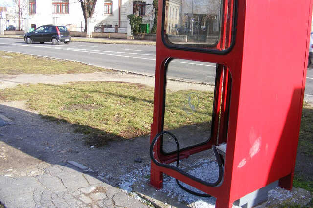 A telefonfülke szétverve jó