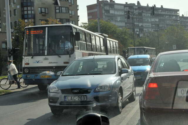 A buszsofőrön múlt, hogy a kerékpáros asszony nem került a busz alá