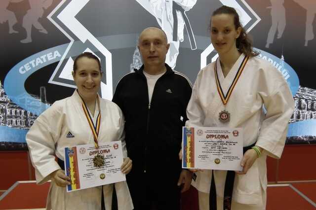 A "Leo" Karate-do SE verenyzői és edzője