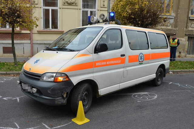 Kanyarodó mentőautóval ütközött egy Suzuki Szombathelyen