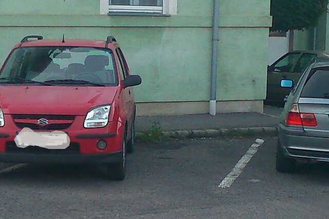 Szabálytalanul parkoló Suzuki