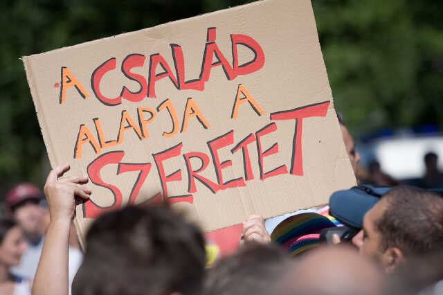 Melegfelvonulás a budapesti hőségben
