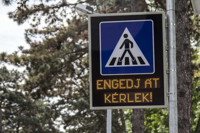 Engedj át kérlek! tábla a zebránál - Paragvári és Váci Mihály utca sarka