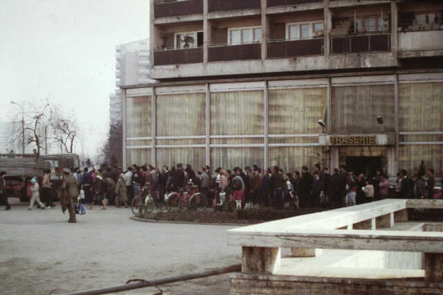 Emberek sorban állnak főzőolajért 1986-ban, Bukarestben