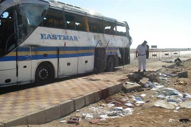 Ez a busz borult fel a magyar turistákkal - Fotó: Associated Press