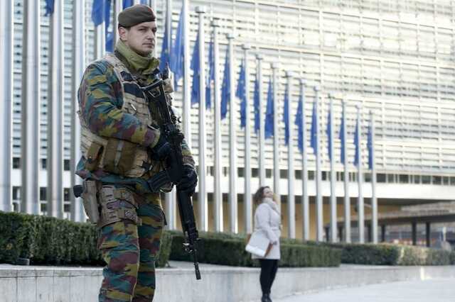 Katona járőrözik az Európai Bizottság brüsszeli épülete előtt