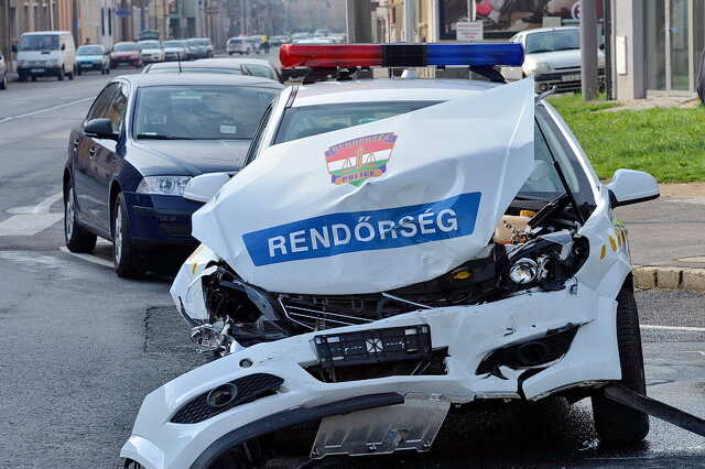 Szirénázó rendőrautó elé hajtott egy Fiat Szombathelyen