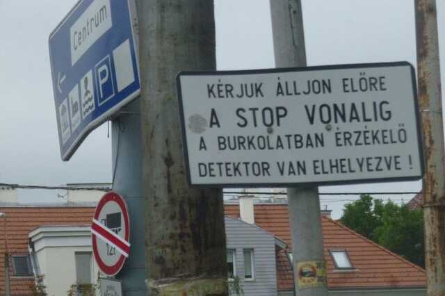 A mellékelt táblát ma fényképeztem, Vácon!