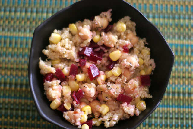 Csicseriborsós quinoa saláta