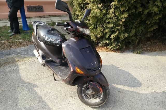 Nem viselt bukósisakot, elesett, megsérült a motoros