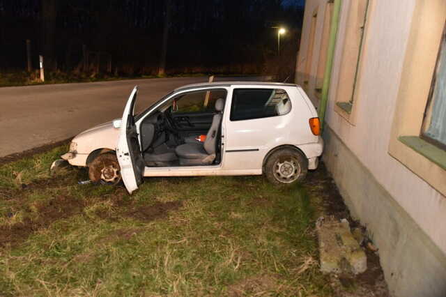 Nem állt meg a Stop táblánál Vw-t perdített egy Citroen Pornóapátiban