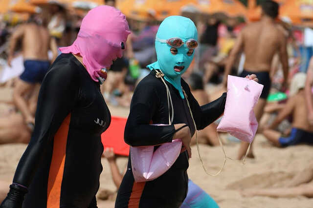 Kína: maszkosok a strandon