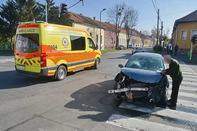 Nem vette észre a Stop-táblát a sofőr, VW-nek ütközött a Renault
