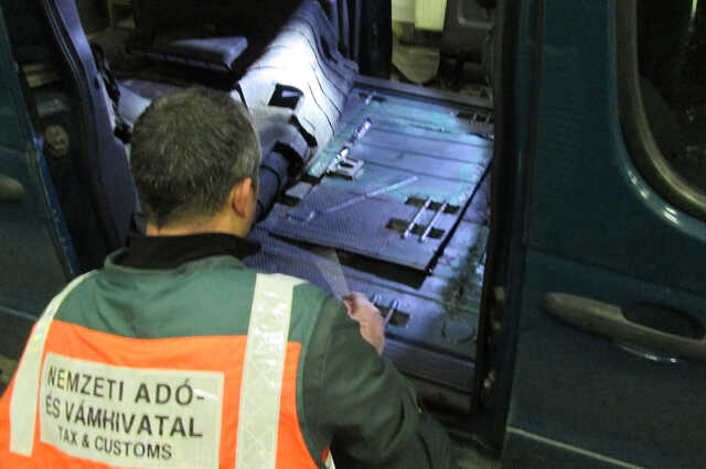 Dupla alvázú autóban rejtették el a csempészcigit