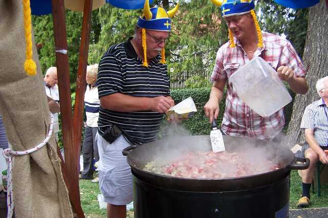 Svédek Viking sapkában