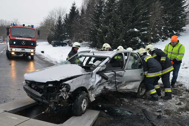 Beton áteresznek ütközött az autó Nádasd közelében