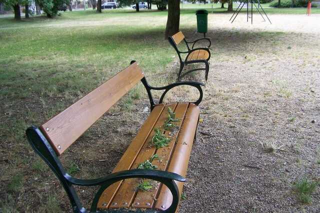 Feldíszített játszótéri pad