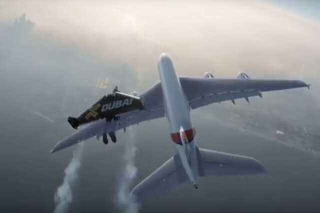 Jetpackes a repülőgép mellett