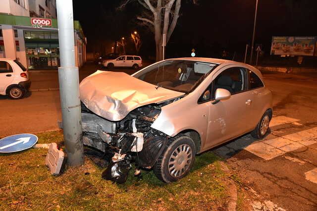 Szabálytalan autó miatt csapódott oszlopnak az Opel a kórháznál