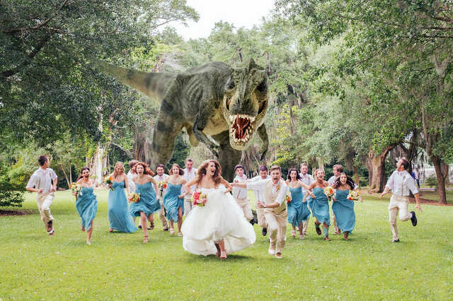 esküvői fotó dinoszaurusszal