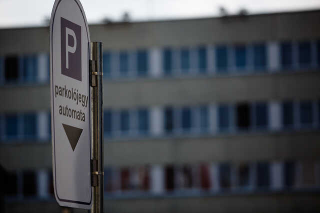 Kikerültek a parkoló automaták az MMIK környékére