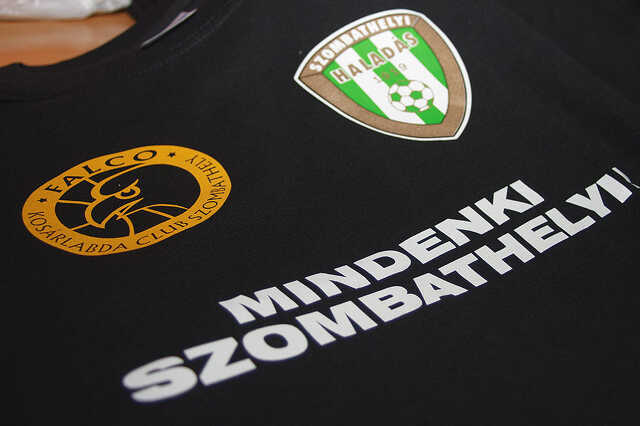 Mindenki szombathelyi! - pólóátadás a Falco edzésén