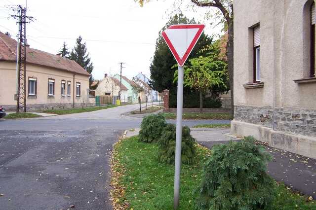 Elsőbbségadás kötelező – sarkítva