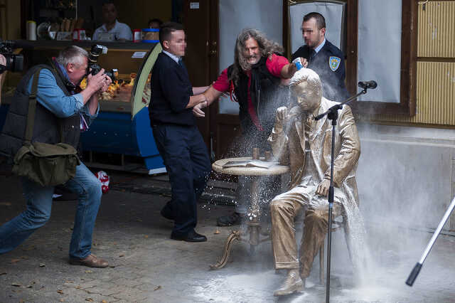 Liszttel öntötte le Weöres Sándor szobrát, hogy annak giccses kivitelezése ellen tiltakozzon